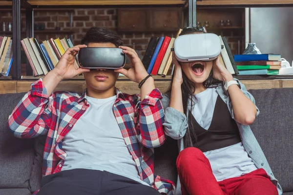 Pareja usando auriculares vr — Foto de Stock