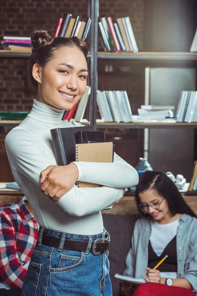 Aziatische student met boeken — Stockfoto