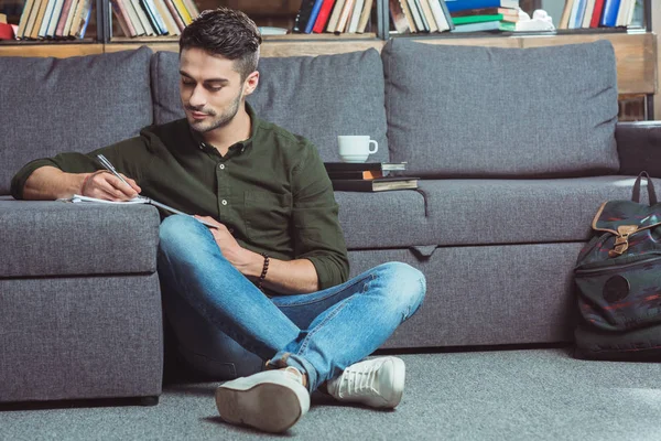 Estudante bonito na biblioteca — Fotografia de Stock