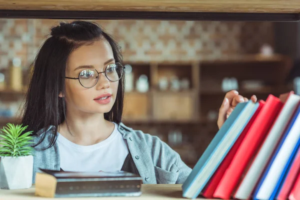 Hermosa estudiante en la biblioteca — Foto de Stock