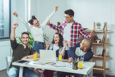 mutlu çok ırklı öğrenciler