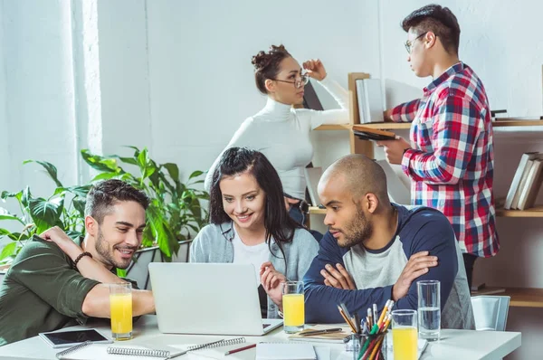 Multiethnische Studenten lernen gemeinsam — Stockfoto