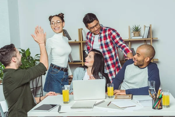 Étudiants multiethniques joyeux — Photo