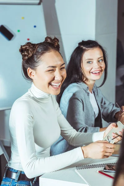 Étudiants souriants multiethniques — Photo