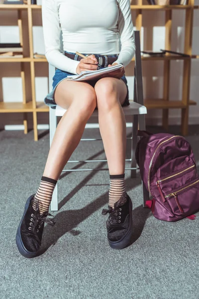 Estudiante femenina tomando notas — Foto de Stock