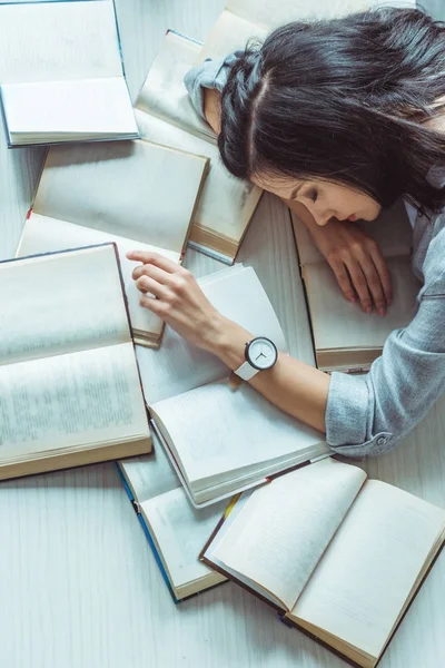 Menina dormindo em livros — Fotografia de Stock