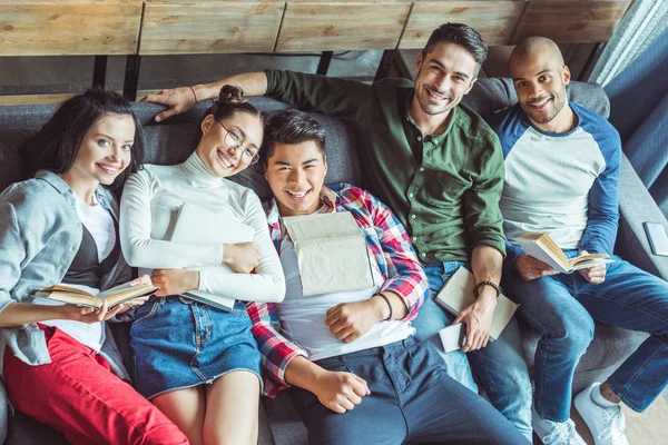 Estudiantes multiétnicos con libros — Foto de Stock