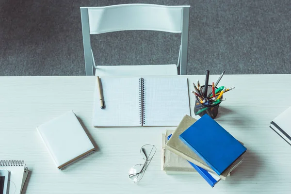 Eyeglasses and open notebook on table — Stock Photo, Image