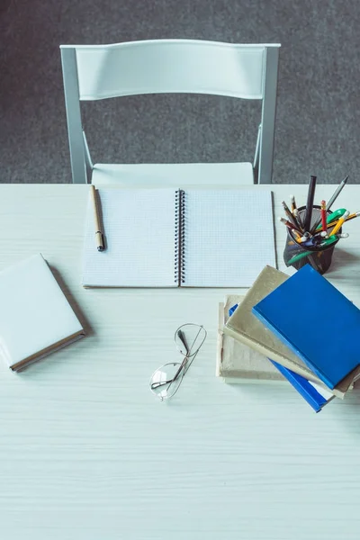 Books and eyeglasses on table — Stock Photo, Image