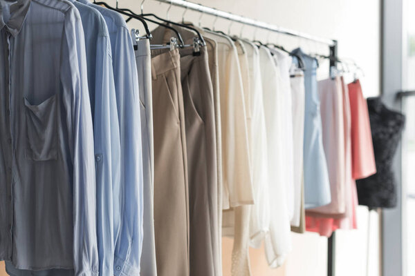Стойка с одеждой в магазине
