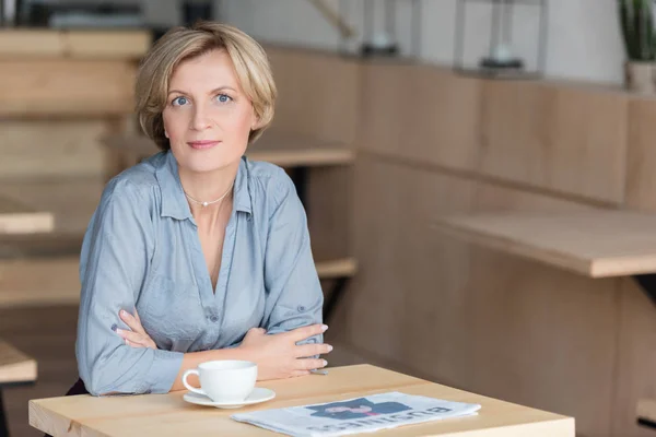 Mulher posando na mesa de café — Fotografia de Stock