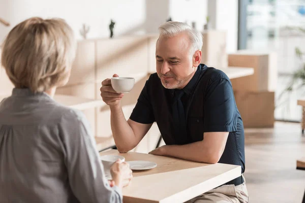 Mujer y hombre bebiendo café — Foto de Stock