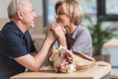 erkek ve kadın tarafından elele 