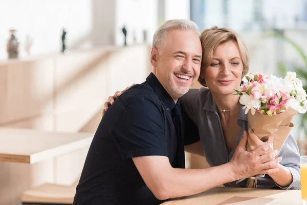 Uomo che presenta fiori alla donna — Foto Stock