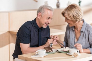 Café'de tatlılar yemek Çift