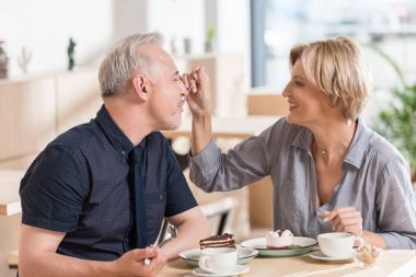Café'de tatlılar yemek Çift