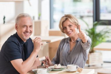 Başparmağını Yukarı Gösteren Kadın