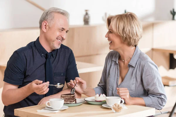 Paar snoepjes eten bij café — Stockfoto