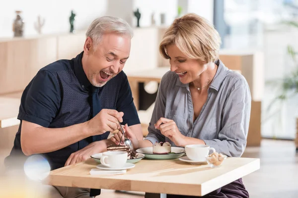 Paar snoepjes eten bij café — Stockfoto