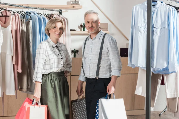 Couple with shopping bags — Free Stock Photo