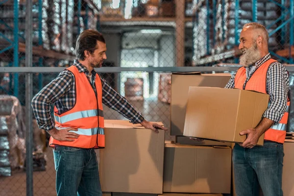 Trabajadores de almacén con cajas — Foto de Stock