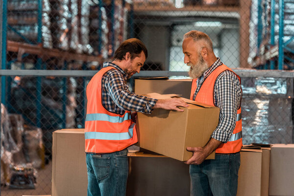 работники склада с коробками
