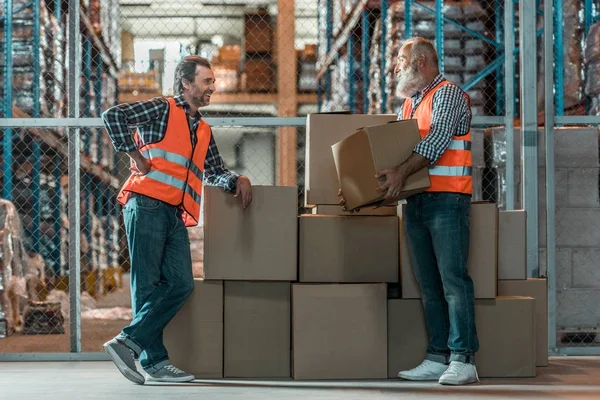 Trabajadores de almacén con cajas —  Fotos de Stock