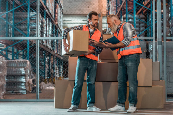 работники склада с планшетом
 