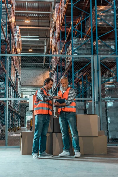 Warehouse workers with clipboard — Stock Photo, Image