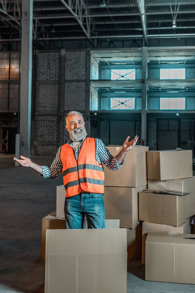 веселый складской работник
