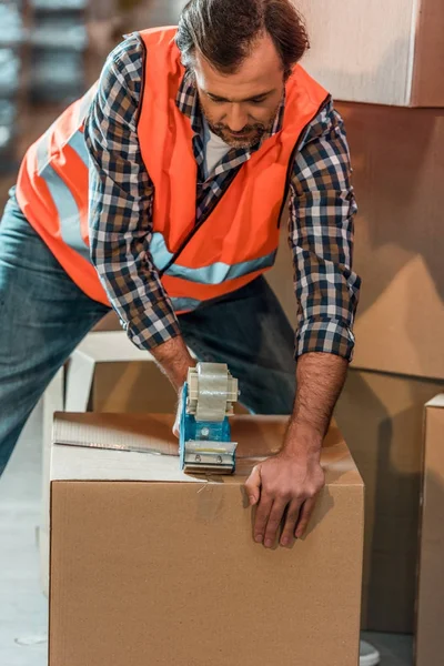 Caja de embalaje del trabajador almacén —  Fotos de Stock