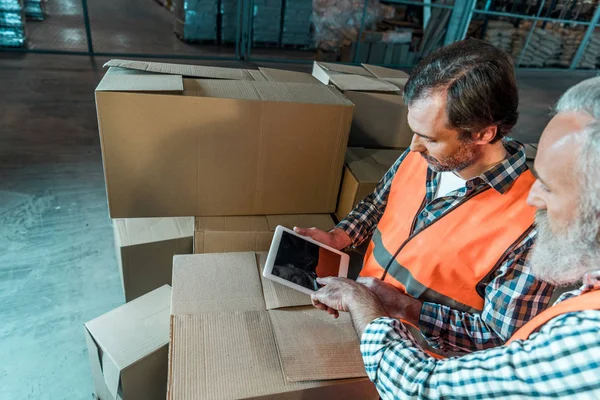 Trabajadores de almacén con tableta digital — Foto de Stock