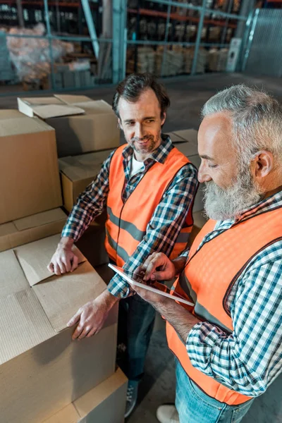 Trabalhadores do armazém com tablet digital — Fotografia de Stock