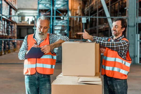 Trabajadores de almacén con portapapeles — Foto de Stock