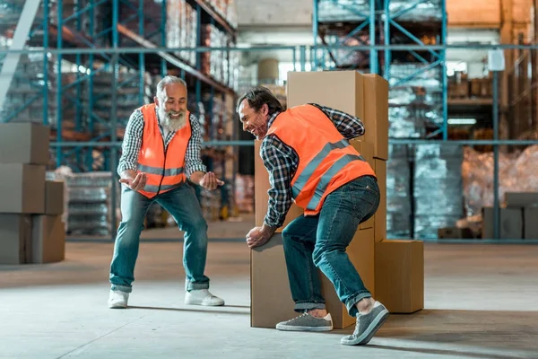 Warehouse workers moving boxes — Stock Photo, Image