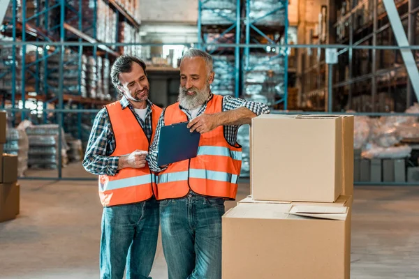 Warehouse workers with clipboard — Stock Photo, Image