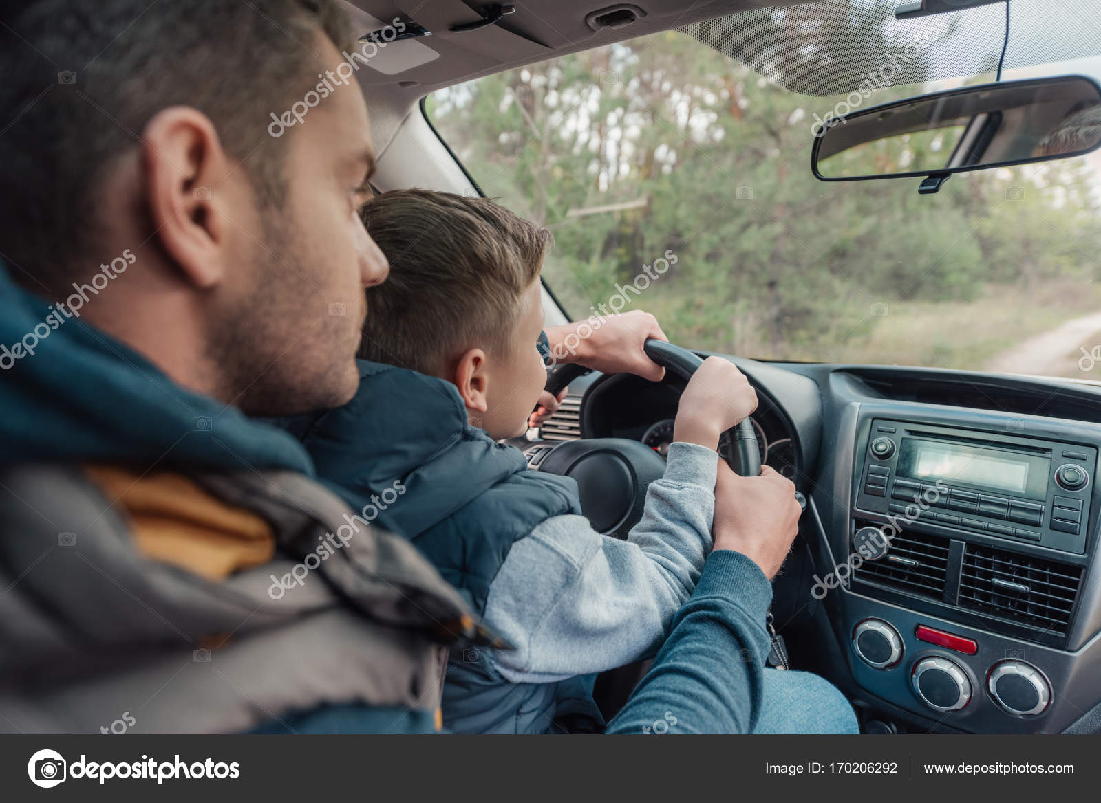 Мальчик с мамой в автобусе. Папа с ребенком на велосипеде. Ребенок с папой за рулем. Отец и сын. Мальчик в автобусе.