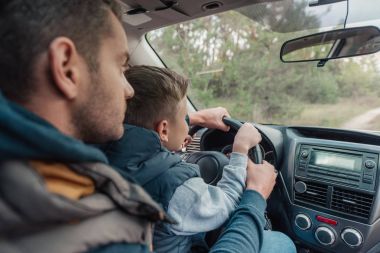 Baba oğul arabada.