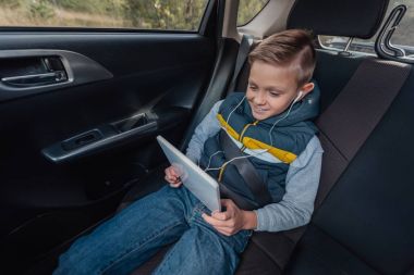 Çocuk arabada dijital tablet ile