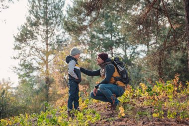 Baba ve oğul birlikte hiking
