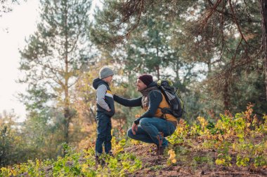 Baba ve oğul birlikte hiking