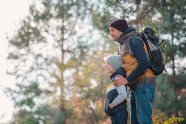 Baba ve oğul birlikte hiking