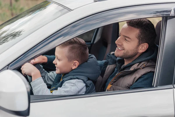 Father and son in car — Stock Photo, Image