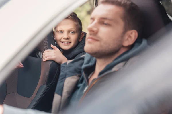Vader en zoon in de auto — Stockfoto