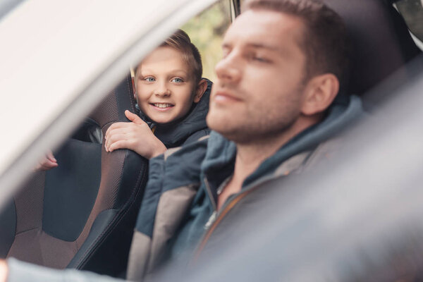 Отец и сын в машине