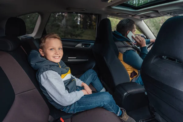 Far och son i bilen — Stockfoto
