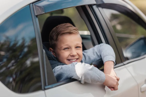 Boy in car — Stockfoto