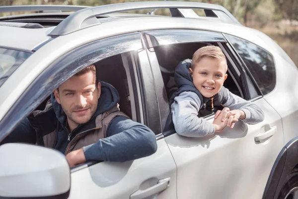 Отец и сын в машине — стоковое фото