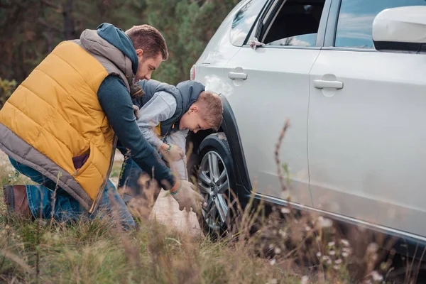 Father and son changing car wheel — Stock Photo, Image