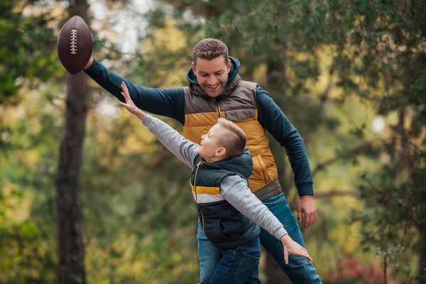 Vater und Sohn spielen mit Ball im Wald — Stockfoto